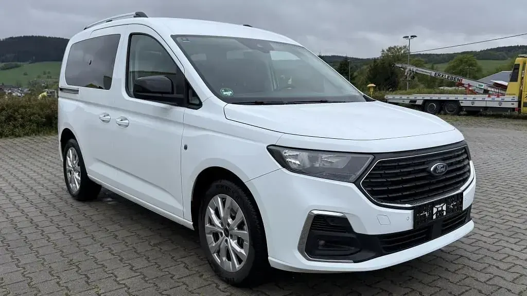 Gebraucht Ford Tourneo Connect Titanium 116 PS (85 kW) 2024 Weiß Van / Kleinbus