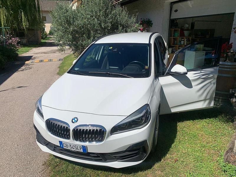 Weiß Gebraucht 2021 BMW 216 Gran Tourer Advantage Van / Kleinbus | 23.000 € (Teuer) - Bild 1/4
