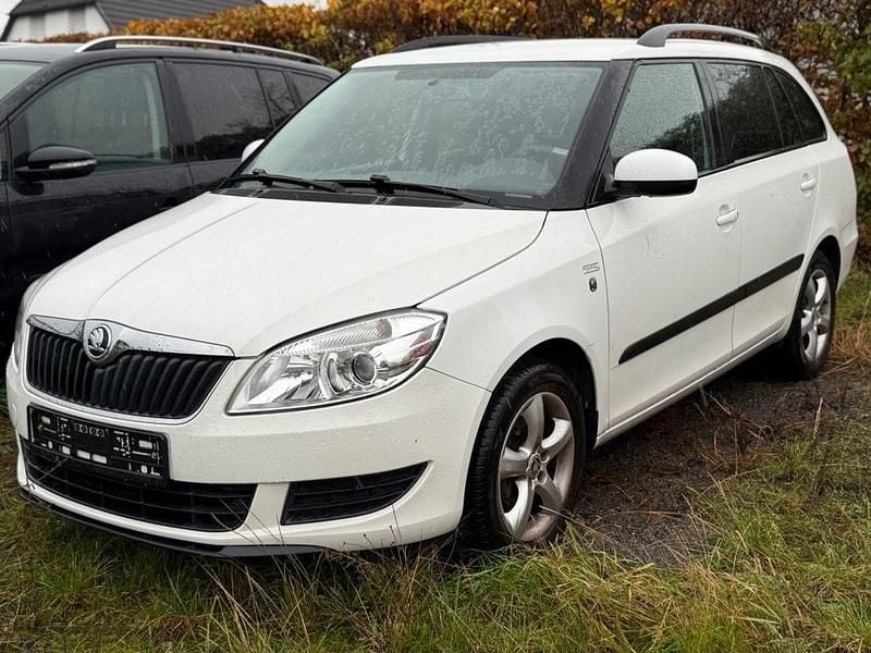 Weiß Gebraucht 2011 Skoda Fabia Family Kombi | 2.600 € (Guter Preis) - Bild 1/4