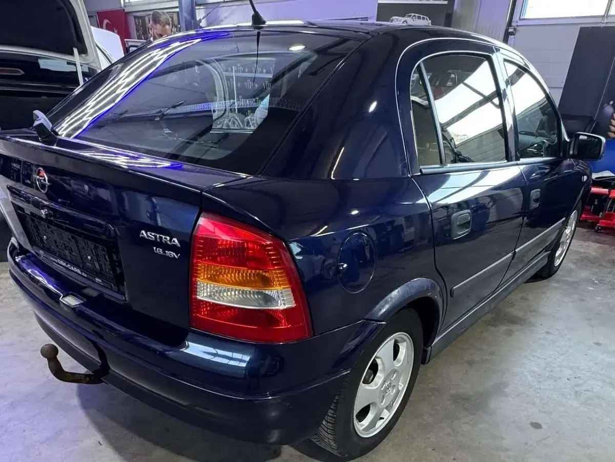 Second-hand Opel Astra Basis 84 CP (61 kW) 2000 Albastru Hatchback