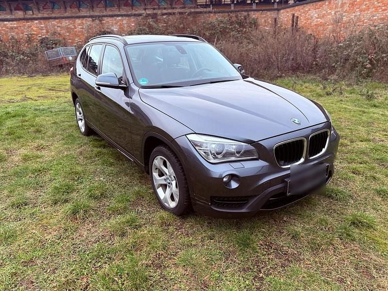 Grau Gebraucht 2012 BMW X1 Sport Line SUV | 10.499 € (Fairer Preis) - Bild 1/4