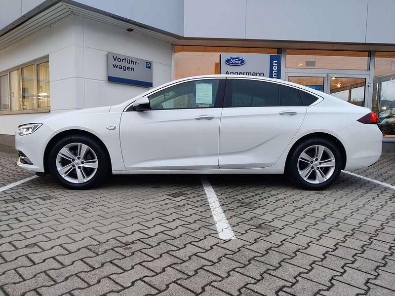 Gebraucht Opel Insignia Innovation 140 PS (102 kW) 2017 Abalone weiss (p3s) Kleinwagen