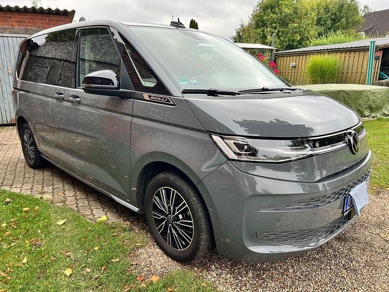 Grau Gebraucht 2024 VW Multivan Life Van | 44.900 € (Superpreis) - Bild 1/4