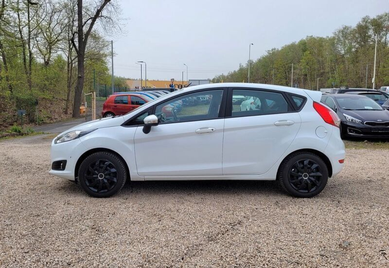 Gebraucht Ford Fiesta 101 PS (74 kW) 2017 Frostweiß Kleinwagen