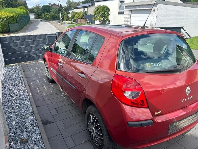 Rot Gebraucht 2005 Renault Clio II Kleinwagen | 950 € (Superpreis) - Bild 1/4