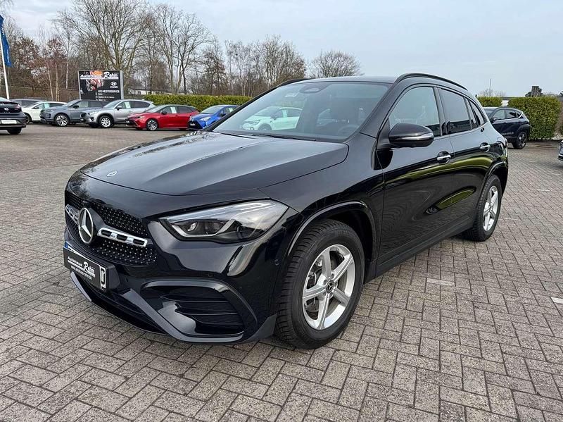 Kosmosschwarz Gebraucht 2024 Mercedes GLA200 AMG line SUV | 46.990 € (Teuer) - Bild 1/4