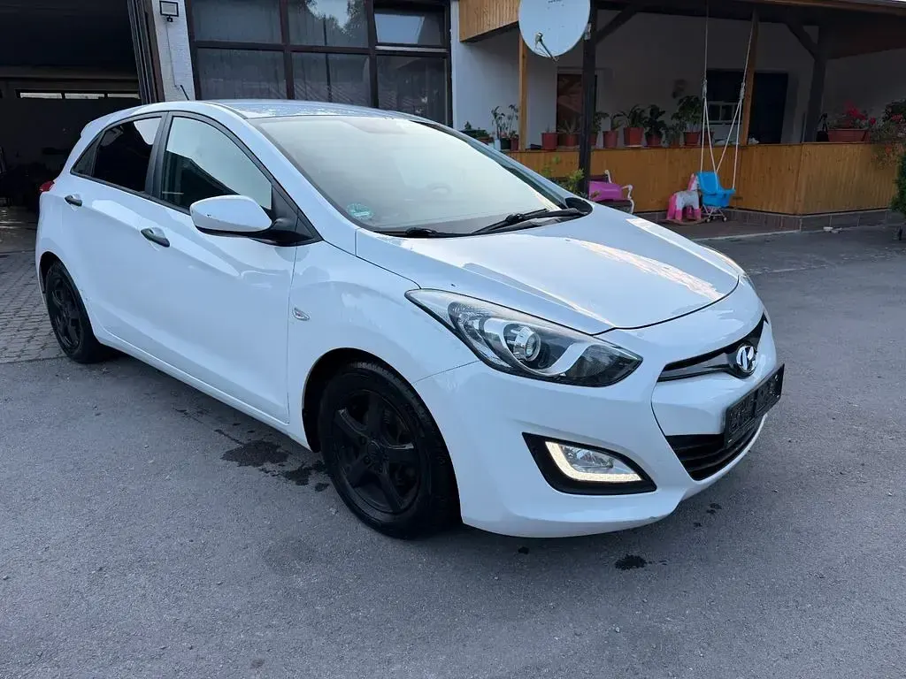 Gebraucht Hyundai i30 Classic 99 PS (72 kW) 2012 Weiß Limousine