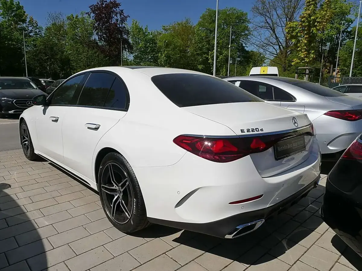 Gebraucht Mercedes E220 AMG 197 PS (144 kW) 2025 Unilack polarweiß Limousine