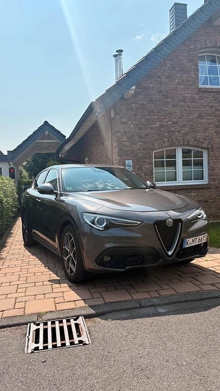 Gebraucht Alfa Romeo Stelvio 179 PS (131 kW) 2018 Grau SUV