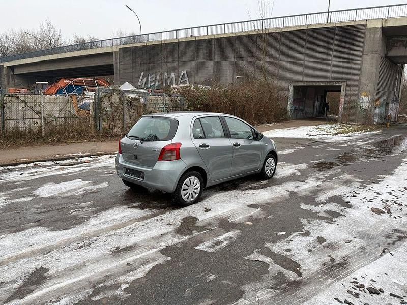 Gebraucht Toyota Yaris 87 PS (63 kW) 2009 Grau Kleinwagen
