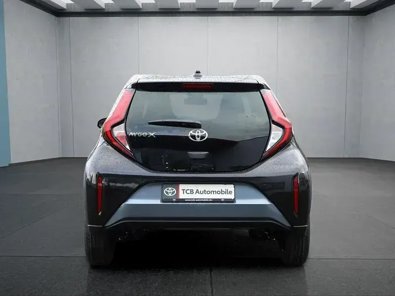 Neu Toyota Aygo X 72 PS (52 kW) 2026 Grau SUV