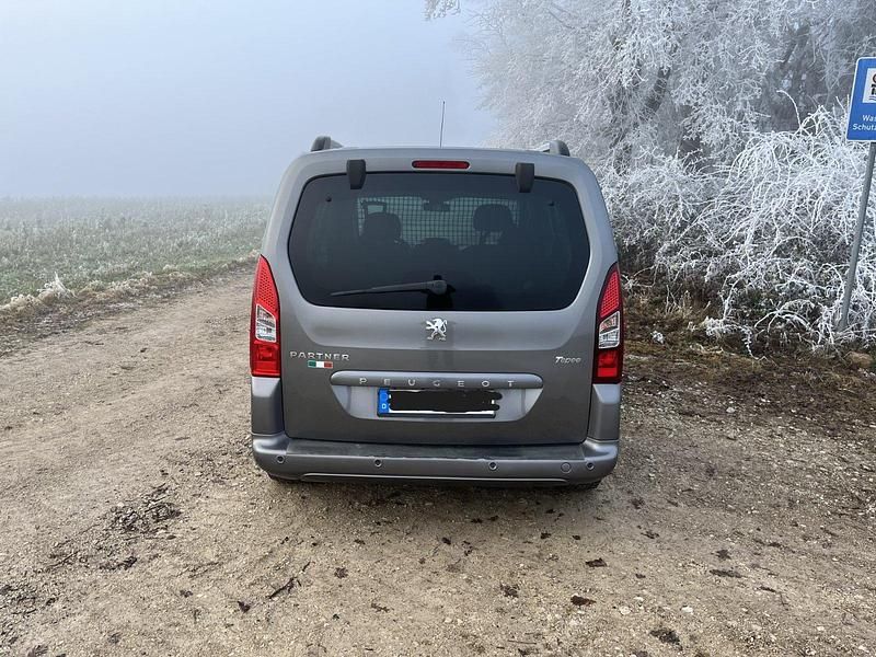 Gebraucht Peugeot Partner Tepee Premium 108 PS (79 kW) 2009 Grau Van / Kleinbus