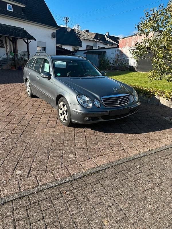 Grau Gebraucht 2006 Mercedes E220 Kombi | 3.600 € (Fairer Preis) - Bild 1/4