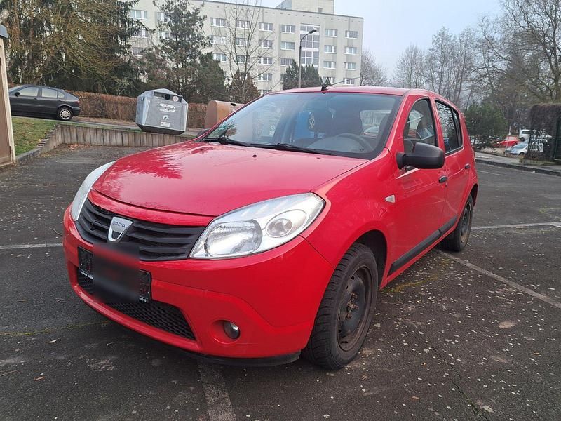 Rot Gebraucht 2009 Dacia Sandero Limousine | 1.900 € - Bild 1/4