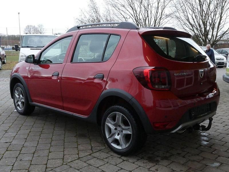 Gebraucht Dacia Sandero Prestige 90 PS (66 kW) 2017 Rot Limousine