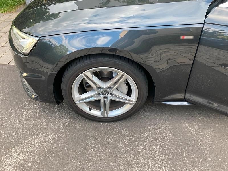 Gebraucht Audi A4 S-Line 190 PS (139 kW) 2019 Grau Kombi