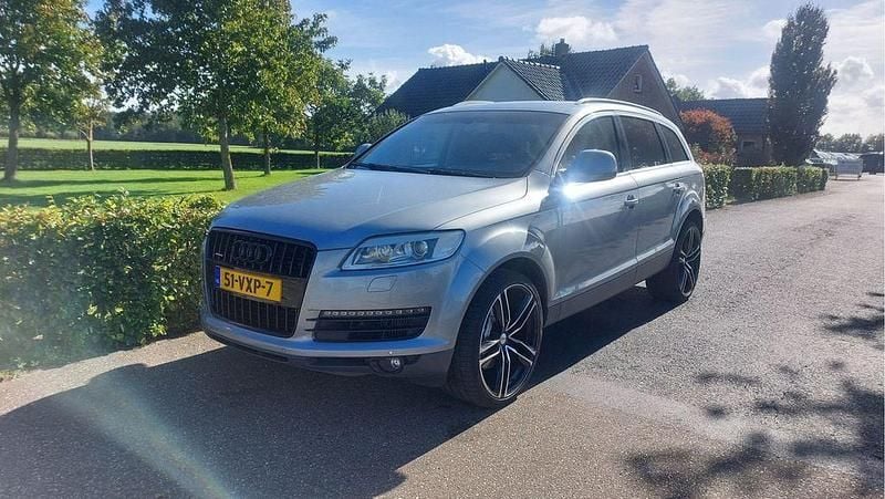 Grau Gebraucht 2007 Audi Q7 SUV | 8.410 € (Guter Preis) - Bild 1/4