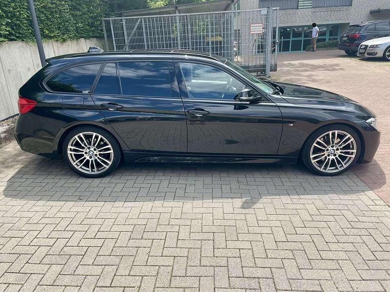 Schwarz Gebraucht 2016 BMW 330 M Sport Kombi | 21.100 € (Fairer Preis) - Bild 1/4