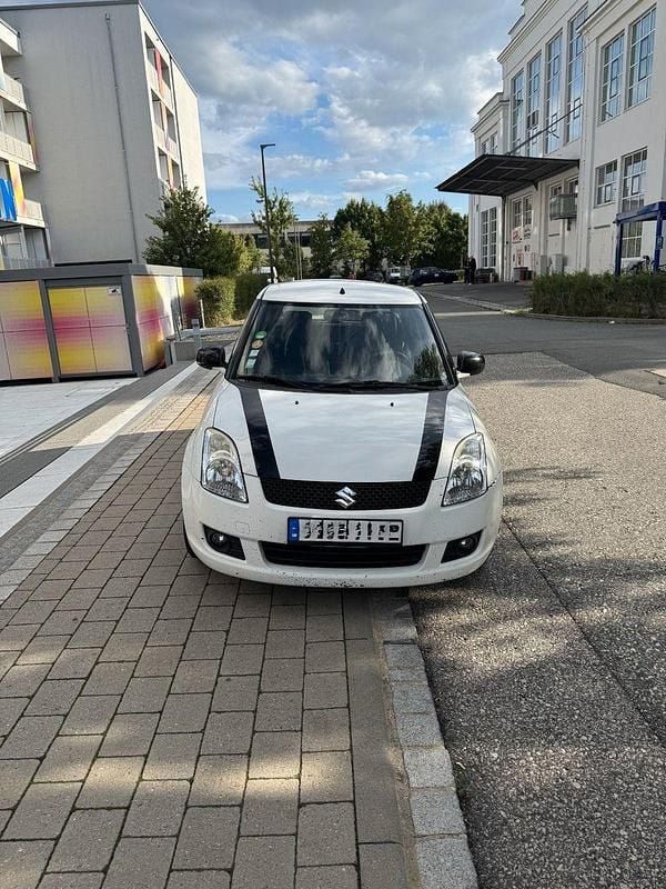 Weiß Gebraucht 2009 Suzuki Swift Comfort Limousine | 2.500 € (Fairer Preis) - Bild 1/4
