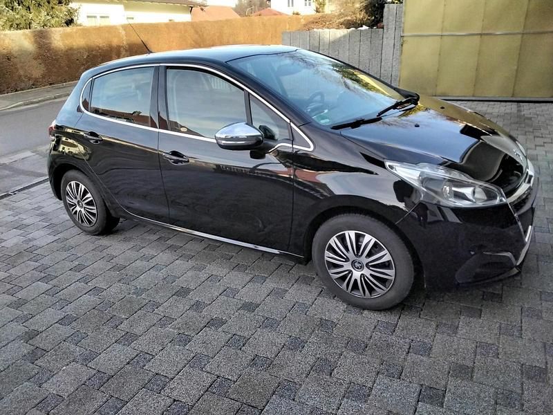 Schwarz Gebraucht 2018 Peugeot 208 Allure Kleinwagen | 8.900 € (Fairer Preis) - Bild 1/4