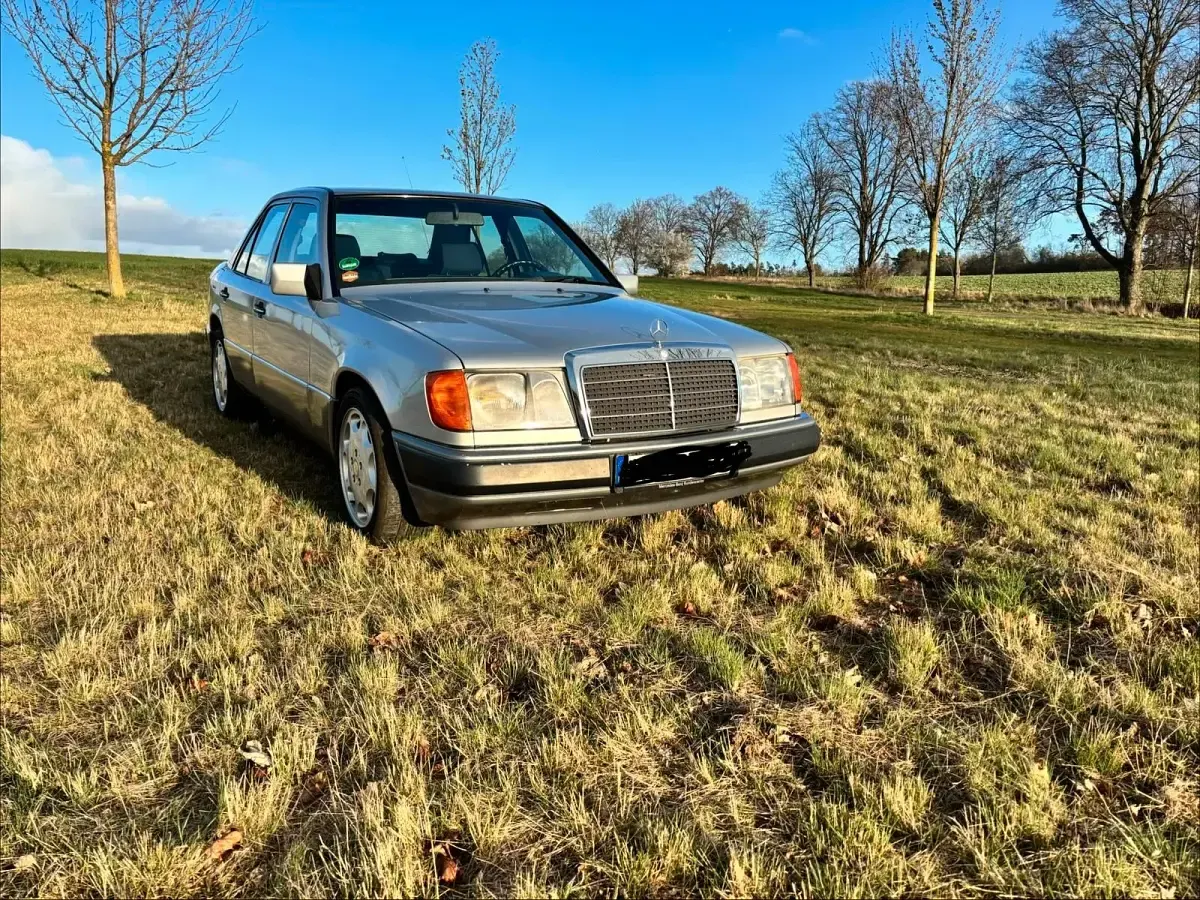 Gebraucht Mercedes E220 150 PS (110 kW) 1993 Silber Limousine