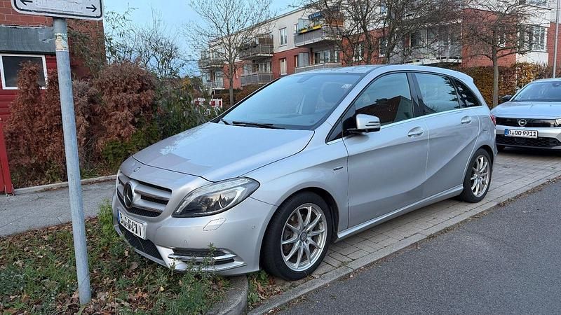 Silber Gebraucht 2012 Mercedes B180 Van / Kleinbus | 11.000 € (Fairer Preis) - Bild 1/4