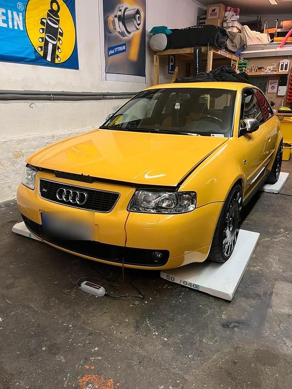 Gelb Gebraucht 2002 Audi S3 Kleinwagen | 15.500 € - Bild 1/4