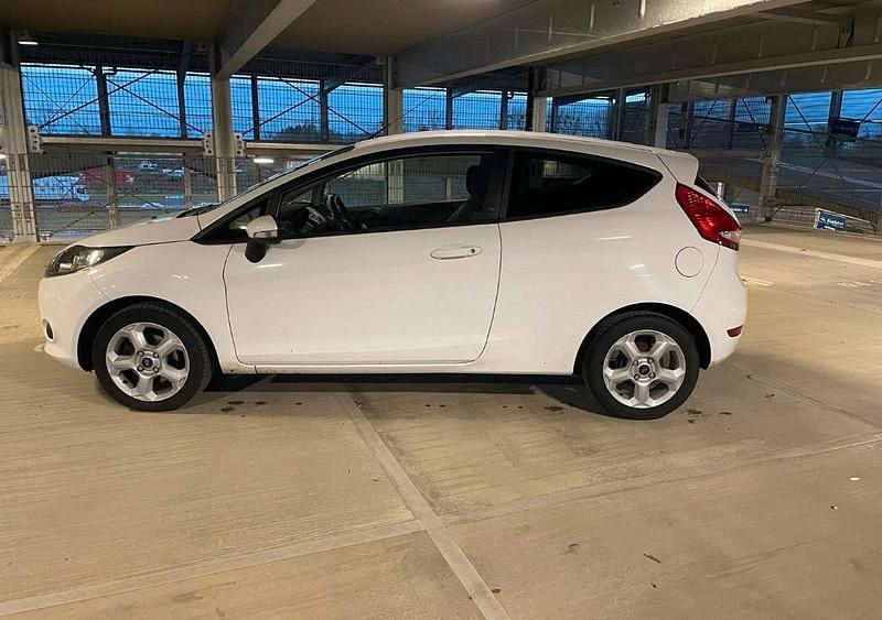 Gebraucht Ford Fiesta 82 PS (60 kW) 2011 Weiß Kleinwagen