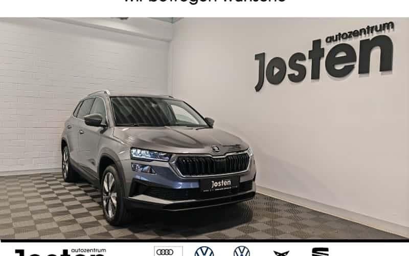 Graphitegrau metallic Gebraucht 2024 Skoda Karoq Selection SUV | 29.890 € (Guter Preis) - Bild 1/4