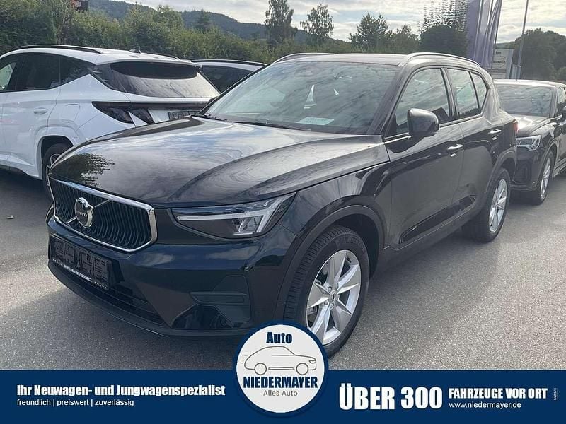 Onyx black metallic Neu 2025 Volvo XC40 Core SUV | 35.995 € (Superpreis) - Bild 1/4