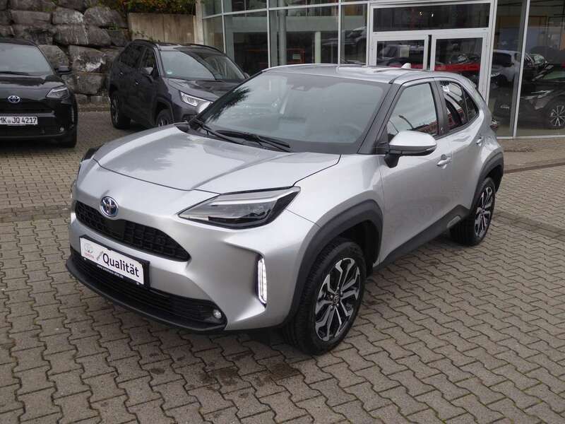 Shimmering silver Gebraucht 2024 Toyota Yaris Cross Team SUV | 29.290 € (Fairer Preis) - Bild 1/4