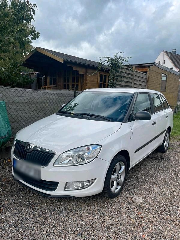 Weiß Gebraucht 2014 Skoda Fabia Kombi | 2.700 € (Fairer Preis) - Bild 1/4