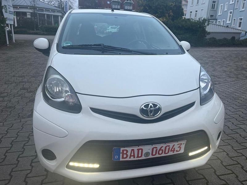 Gebraucht Toyota Aygo Cool 68 PS (50 kW) 2012 Weiß Kleinwagen