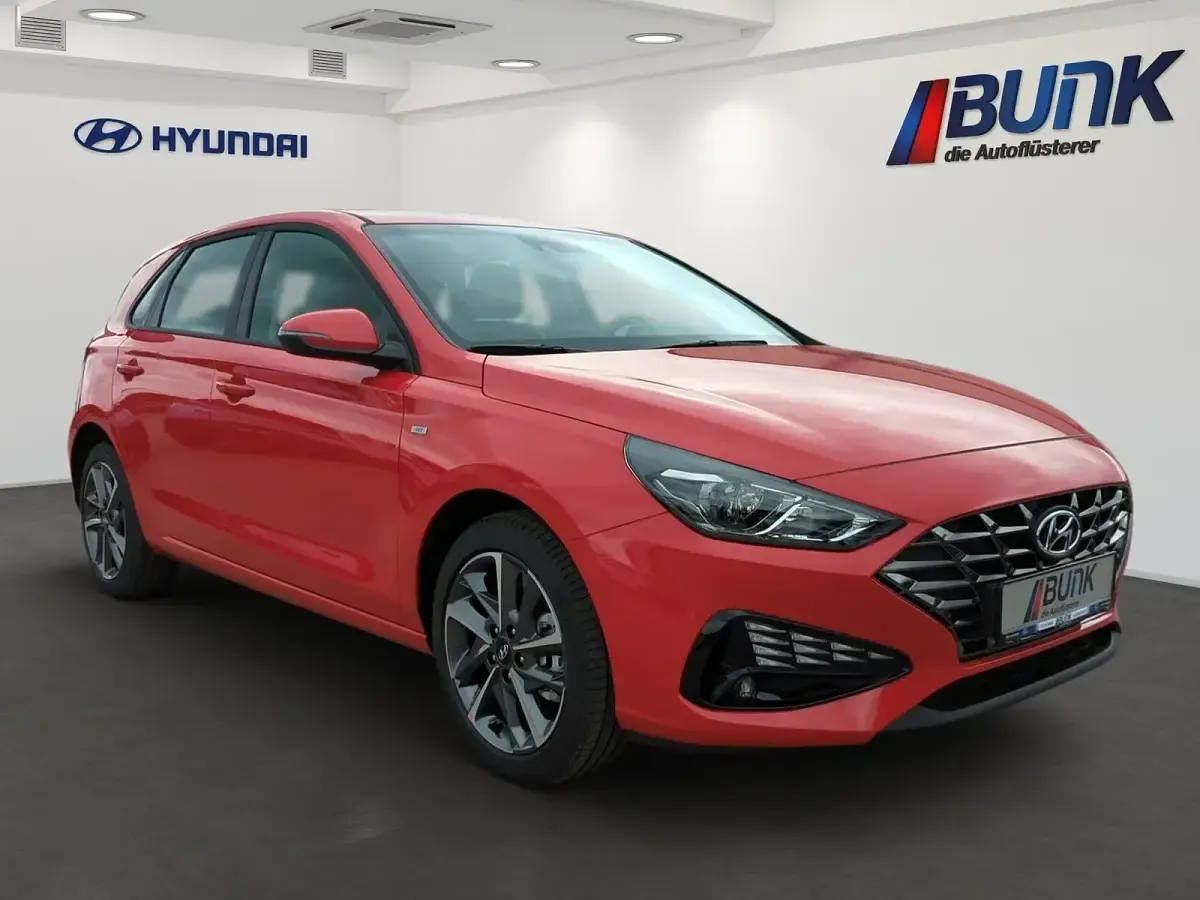 Gebraucht Hyundai i30 Trend 120 PS (88 kW) 2024 Engine red Limousine