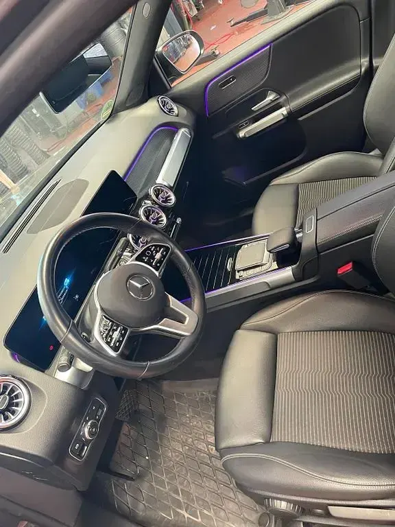 Gebraucht Mercedes GLB200 163 PS (119 kW) 2022 Grau SUV