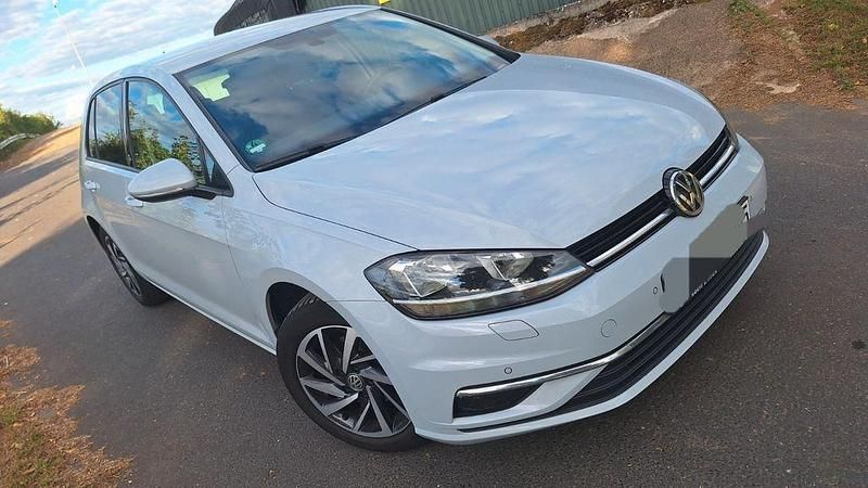 Weiß Gebraucht 2017 VW Golf VII Sound Limousine | 9.999 € (Superpreis) - Bild 1/4