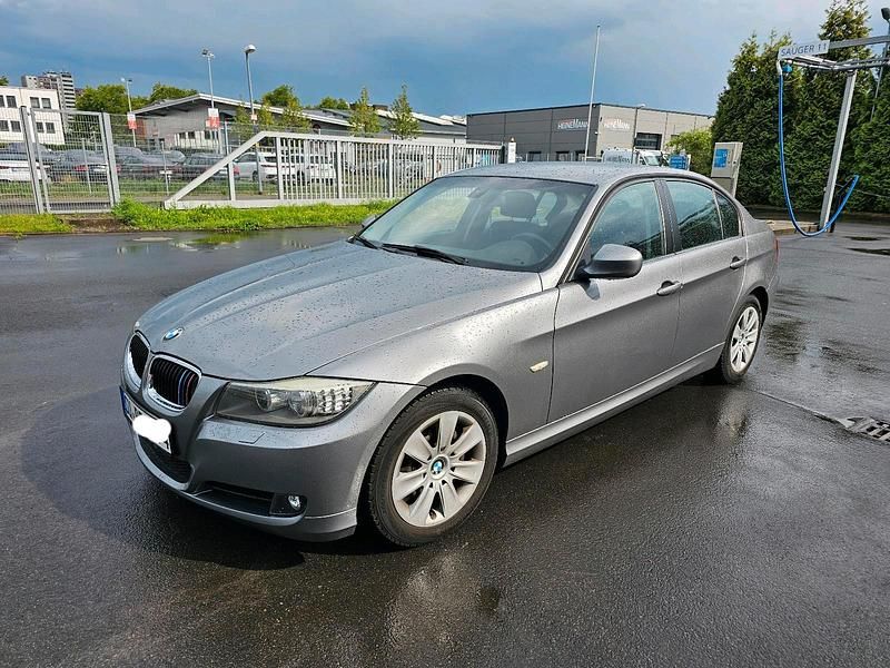 Grau Gebraucht 2010 BMW 318 Limousine | 6.500 € (Fairer Preis) - Bild 1/4