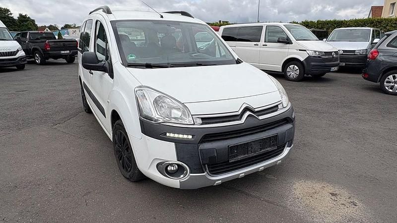 Weiß Gebraucht 2013 Citroën Berlingo Tendance Van / Kleinbus | 4.650 € (Superpreis) - Bild 1/4