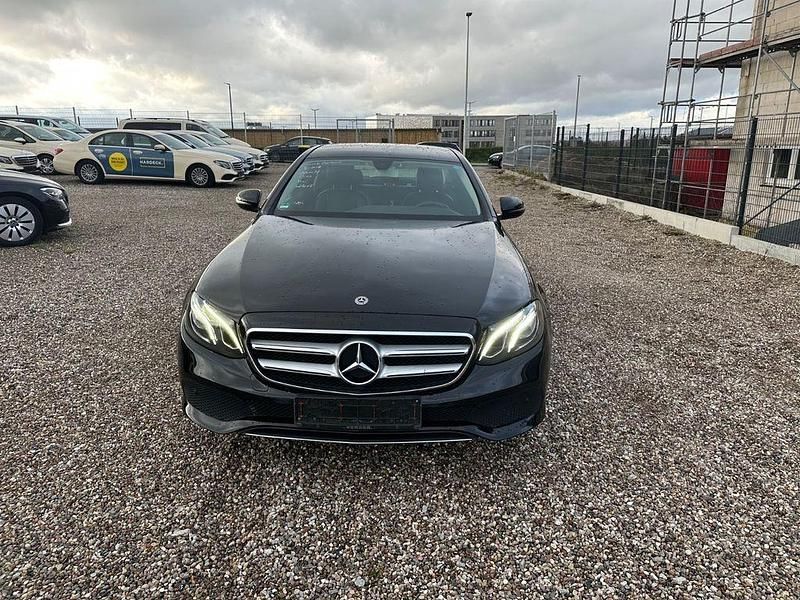 Schwarz Gebraucht 2017 Mercedes E200 Avantgarde Limousine | 11.499 € - Bild 1/4