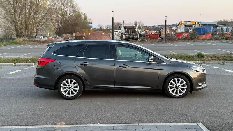 Gebraucht Ford Focus Titanium 120 PS (88 kW) 2015 Grau Limousine
