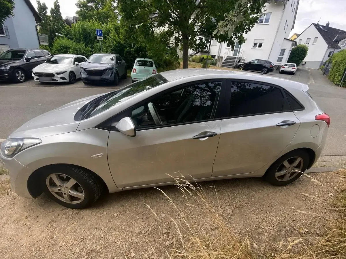Gebraucht Hyundai i30 Classic 99 PS (72 kW) 2013 Silber Limousine