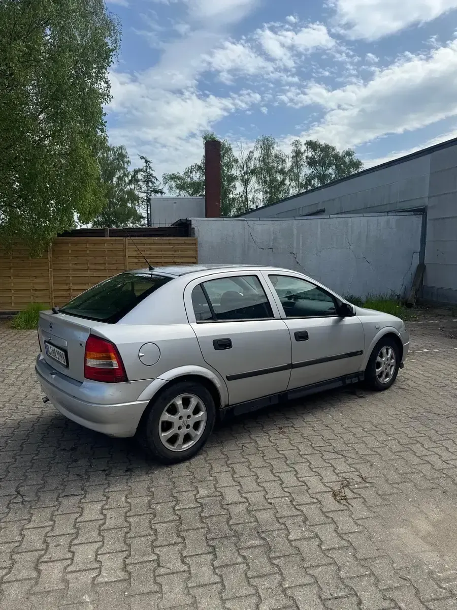 Usado Opel Astra 101 HP (74 kW) 2001 Prateado Sedan