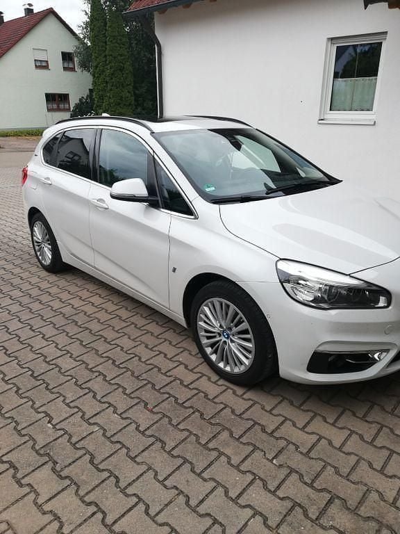 Weiß Gebraucht 2017 BMW 225 Active Tourer iPerformance Van / Kleinbus | 16.990 € (Fairer Preis) - Bild 1/4