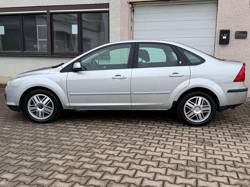 Gebraucht Ford Focus Ghia 116 PS (85 kW) 2005 Silber Limousine
