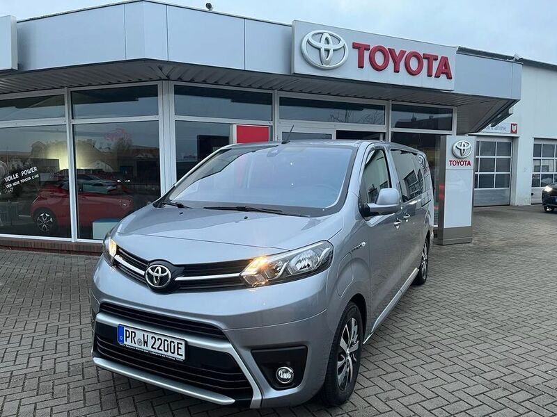 Silber Gebraucht 2022 Toyota Proace Verso Team Kombi | 36.890 € - Bild 1/4