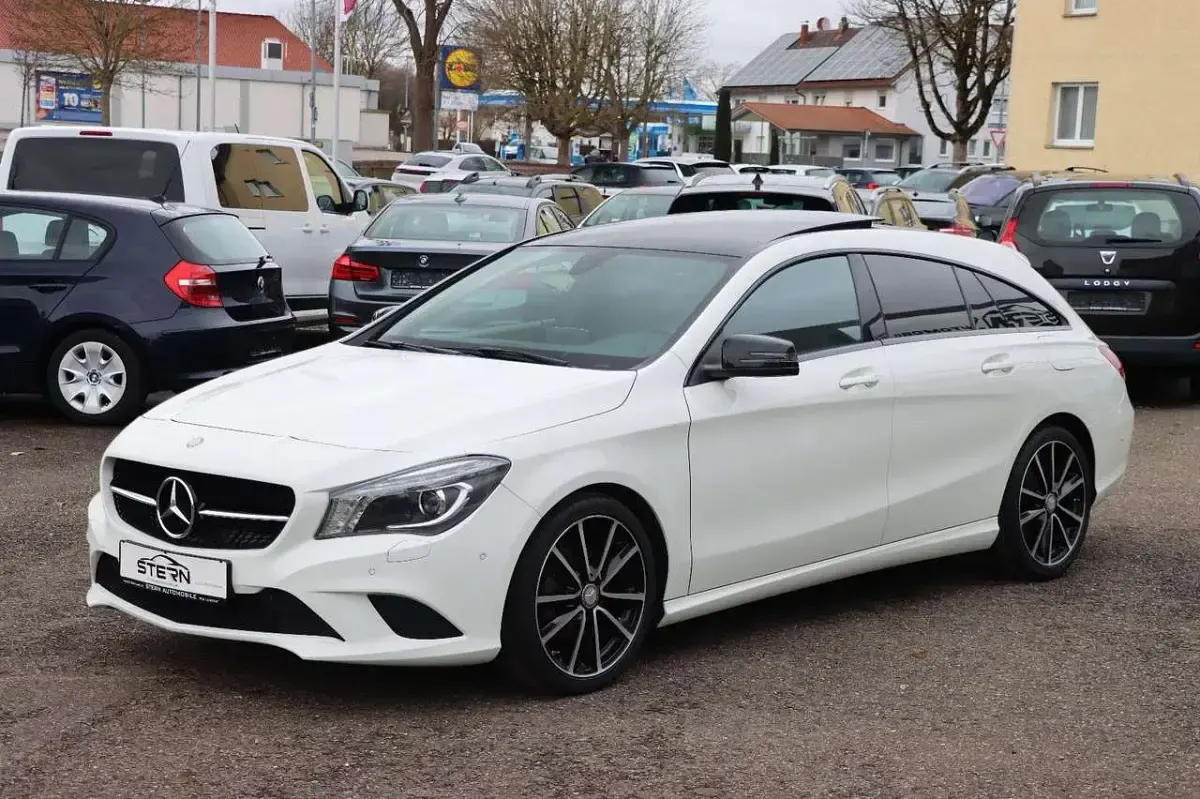 Gebraucht Mercedes CLA180 122 PS (89 kW) 2015 Calcitweiss/zirrusweiss Limousine