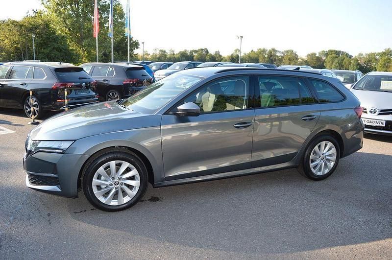 Grau Gebraucht 2024 Skoda Octavia Selection Kombi | 32.870 € (Fairer Preis) - Bild 1/4