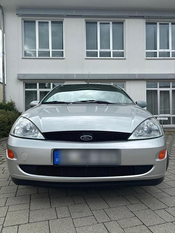 Gebraucht Ford Focus Ambiente 101 PS (74 kW) 2000 Silber Kleinwagen