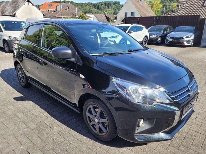 Schwarz (metallic) Gebraucht 2021 Mitsubishi Space Star Limousine | 8.390 € (Fairer Preis) - Bild 1/3