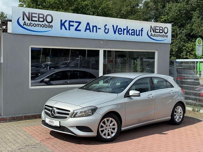 Silber Gebraucht 2015 Mercedes A180 Style Limousine | 10.999 € (Guter Preis) - Bild 1/4